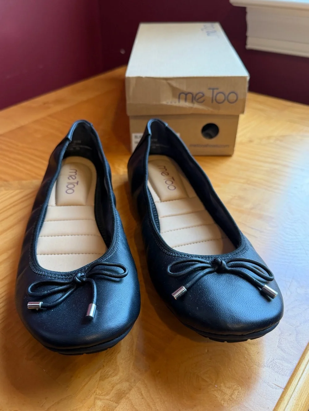 me too Black Round-Toe leather Ballet Flats with Bow Accent